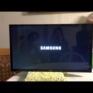 32" Samsung , Regular comes with remote